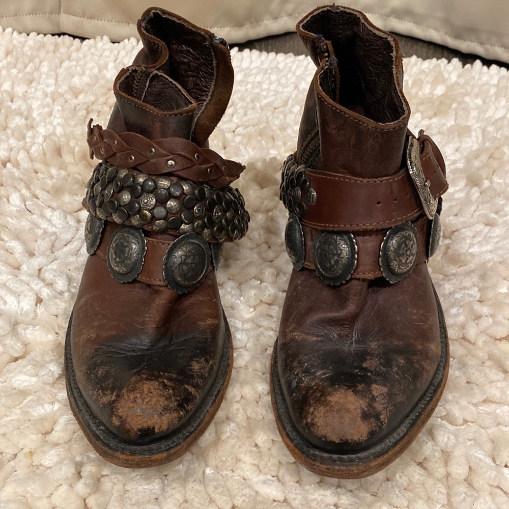 100% genuine leather hand made in Mexico one of a kind women booties.
